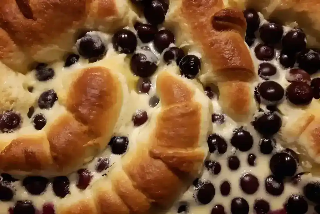 Blaubeer-Croissant-Auflauf