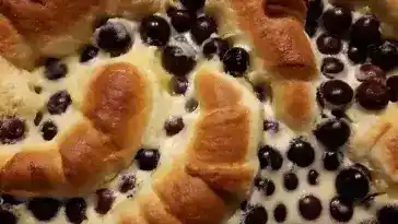 Blaubeer-Croissant-Auflauf