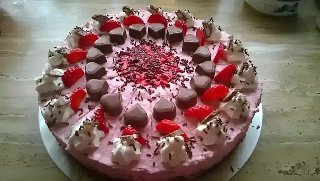 Erdbeer Yogurette Torte mit Nussboden 🥧