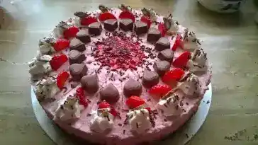 Erdbeer Yogurette Torte mit Nussboden 🥧