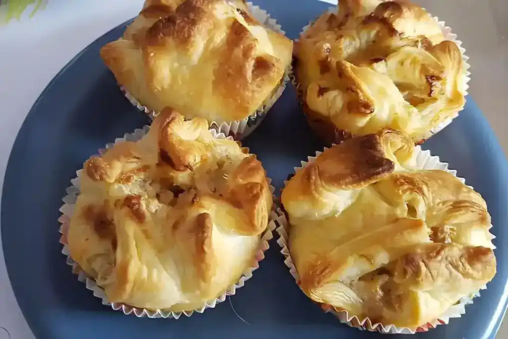 Fruchtige Apfelwolken aus Blätterteig in der Muffinform