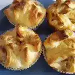 Fruchtige Apfelwolken aus Blätterteig in der Muffinform