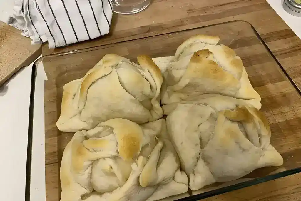 Gefüllter Apfel im Blätterteigmantel mit Tonkabohnensauce