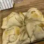 Gefüllter Apfel im Blätterteigmantel mit Tonkabohnensauce