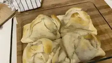 Gefüllter Apfel im Blätterteigmantel mit Tonkabohnensauce