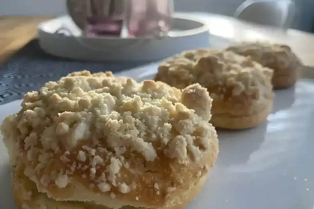 Hefe-Streuselteilchen mit Pudding und Sahne