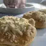 Hefe-Streuselteilchen mit Pudding und Sahne