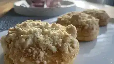 Hefe-Streuselteilchen mit Pudding und Sahne