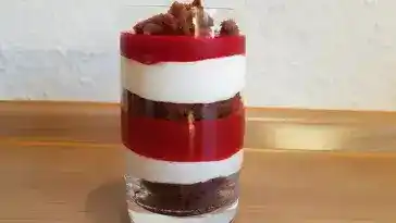 Lebkuchen-Himbeer-Dessert im Glas