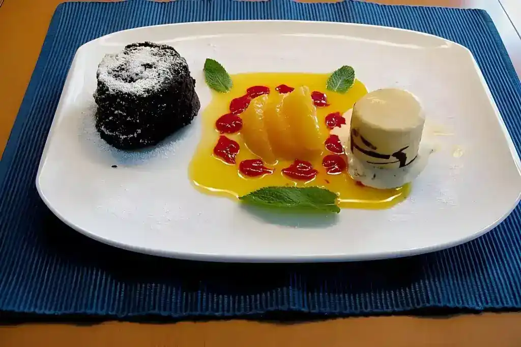 Schokoladentörtchen mit Vanilleparfait und Orangenragout