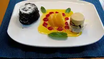 Schokoladentortchen mit Vanilleparfait und Orangenragout 4x