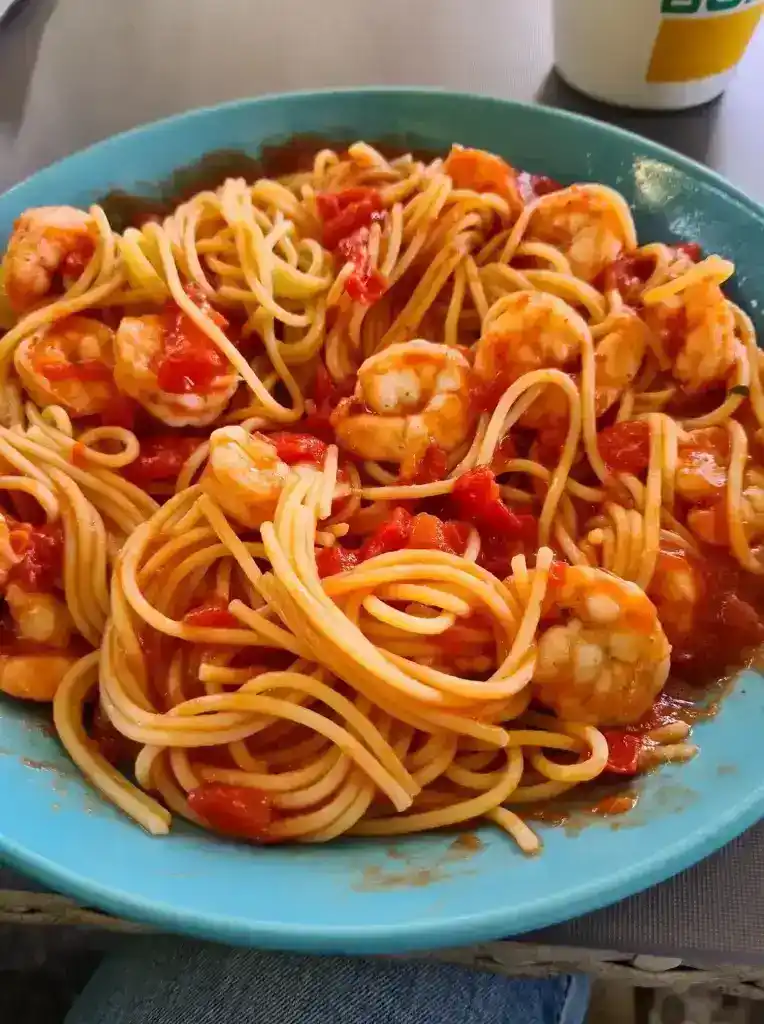 Spaghetti Alfredo mit gebratenen Garnelen