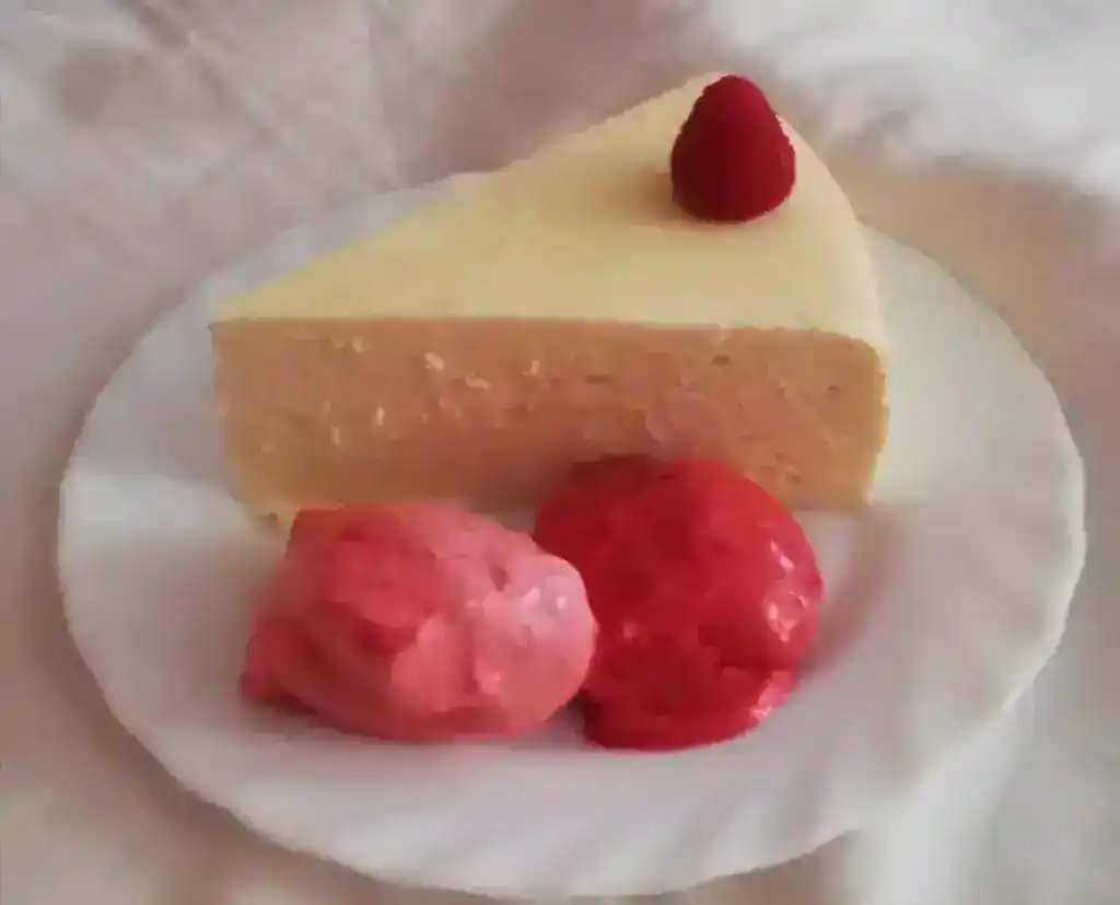 VEGANER WEISSER SCHOKOMOUSSE-KUCHE