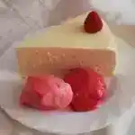 VEGANER WEISSER SCHOKOMOUSSE-KUCHE