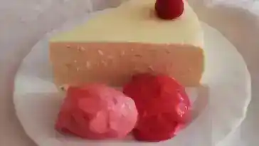 VEGANER WEISSER SCHOKOMOUSSE-KUCHE