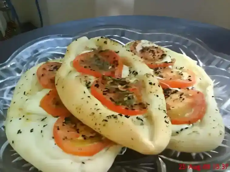 Italienische Tomaten-Mozzarella-Schiffchen