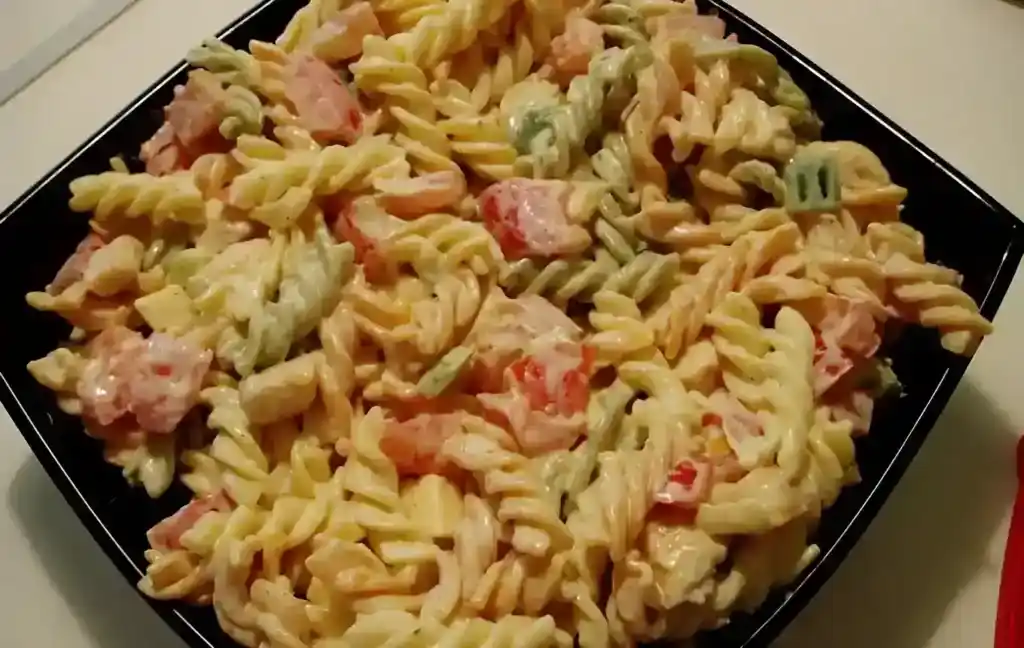 Leichter Nudelsalat mit Hähnchen und Joghurt
