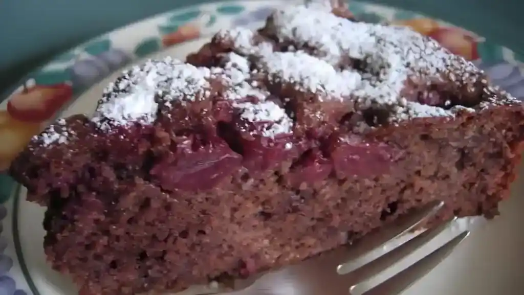 Schoko-Nusskuchen mit Sauerkirschen