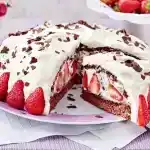Stracciatella Torte mit Erdbeeren