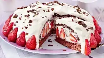 Stracciatella Torte mit Erdbeeren