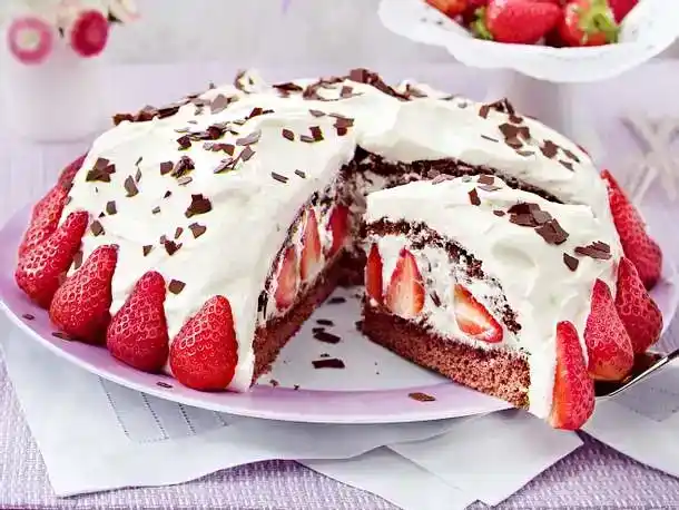 Stracciatella-Torte mit Erdbeeren