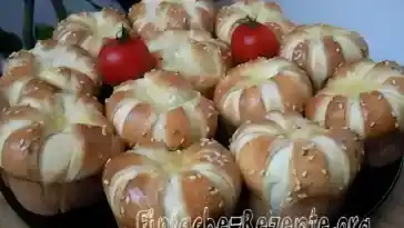 Herzhafte Frischkäse-Muffinsbrötchen