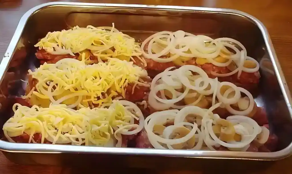 Sahneschnitzel mit Mett & Käse, überbacken