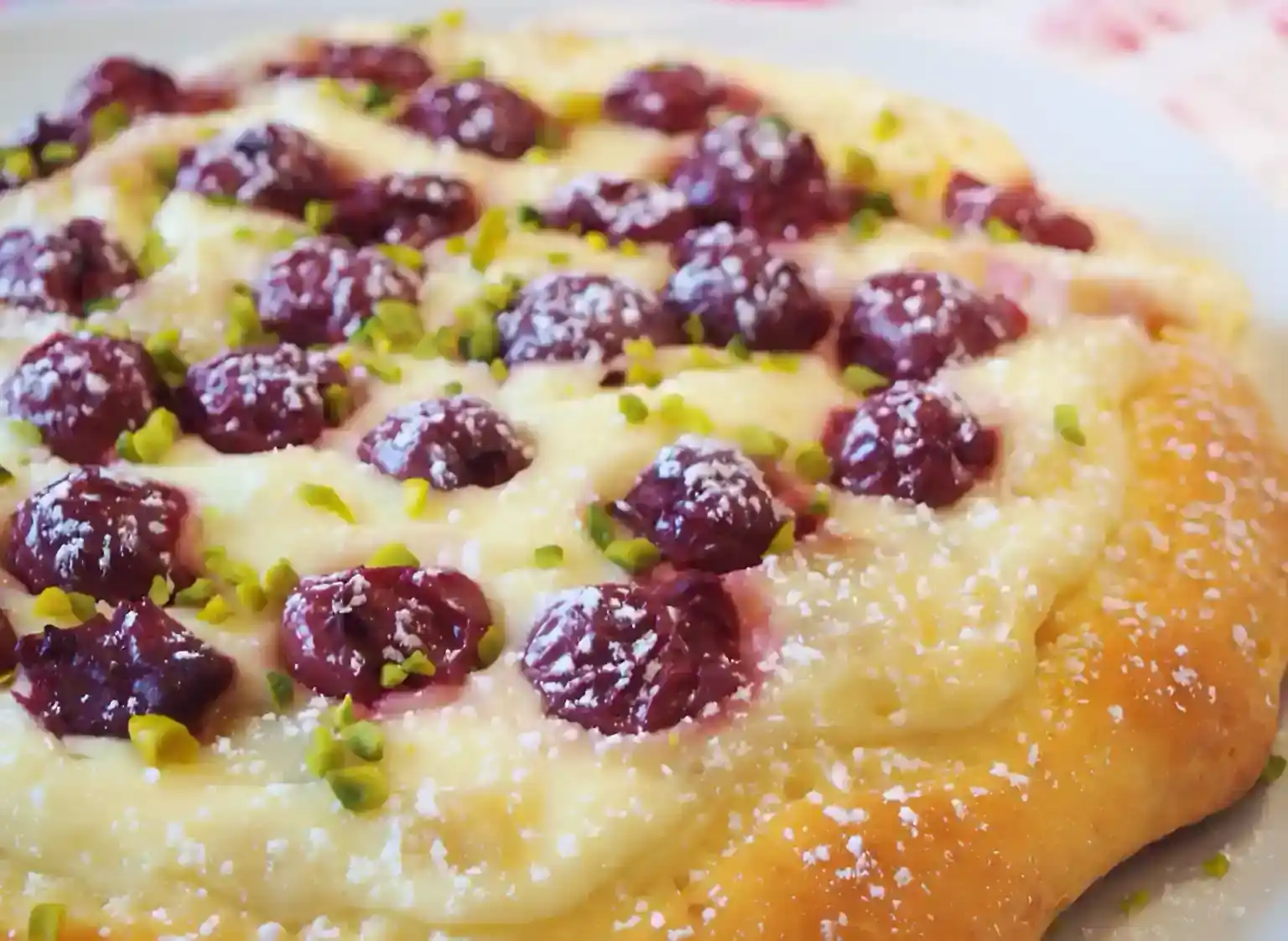 Süße Kirschpizza mit Marzipancreme