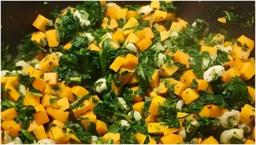 Süßkartoffel-Pfanne mit Garnelen und Spinat