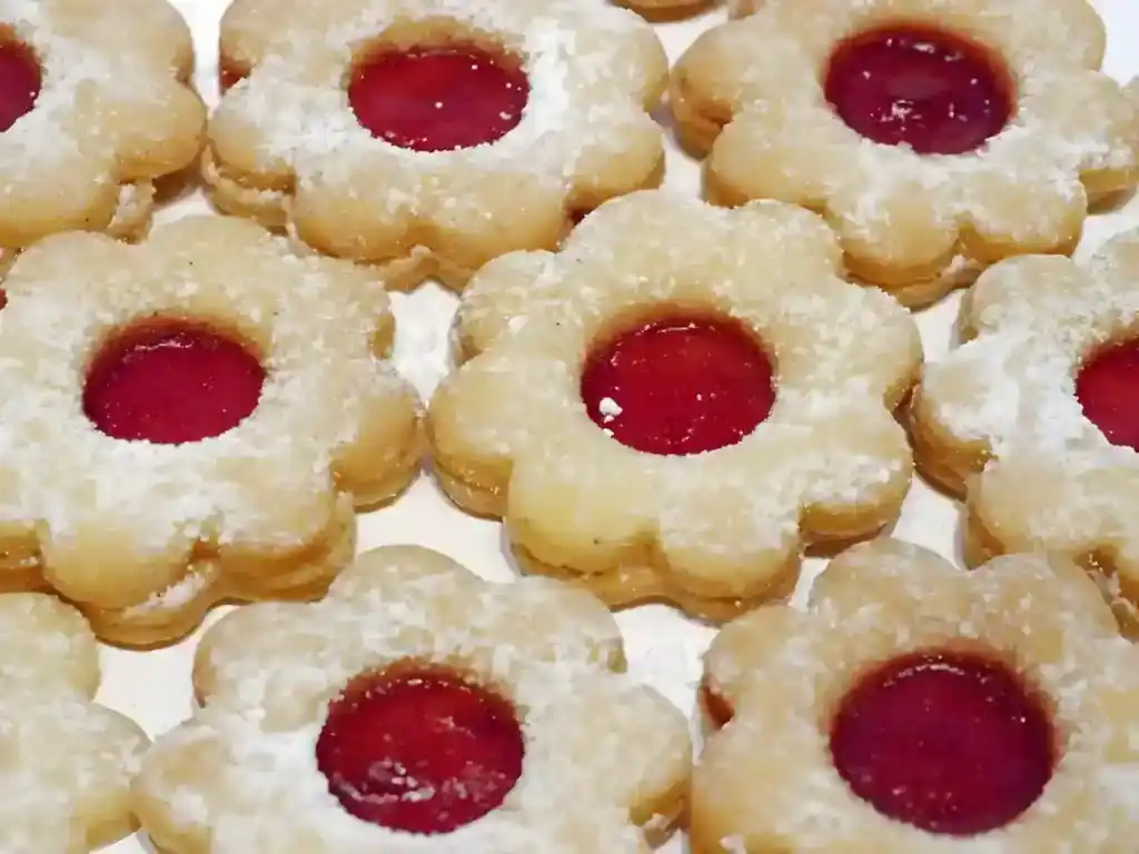 Weihnachtsplätzchen mit Marmelade