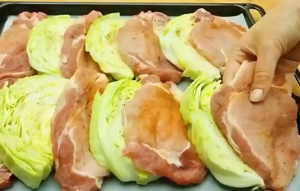 Weißkohlscheiben mit Schweinefleisch aus dem Ofen