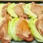 Weißkohlscheiben mit Schweinefleisch aus dem Ofen