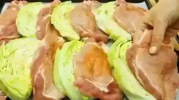 Weißkohlscheiben mit Schweinefleisch aus dem Ofen
