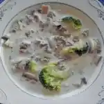 Brokkoli – Käsesuppe mit Hackfleisch und Pilzen