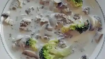 Brokkoli – Käsesuppe mit Hackfleisch und Pilzen