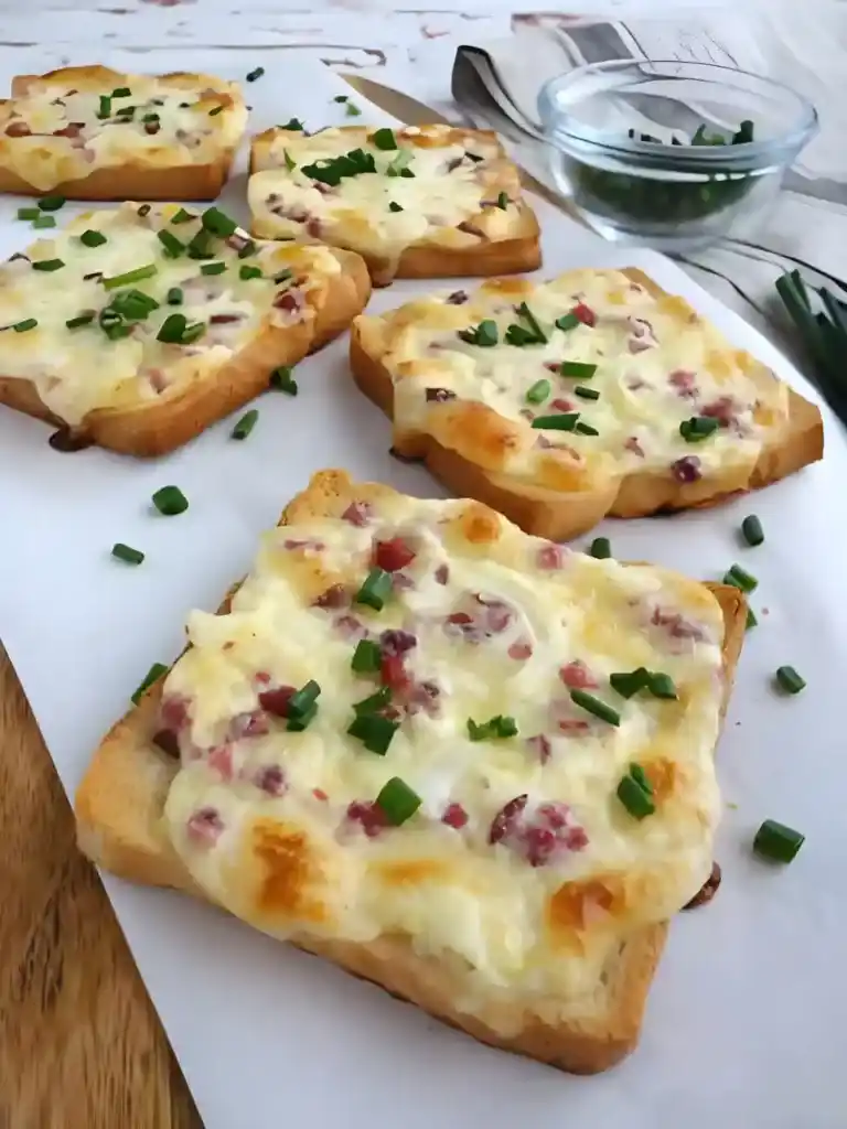 FLAMMKUCHEN TOAST MIT SPECK UND ZWIEBELN