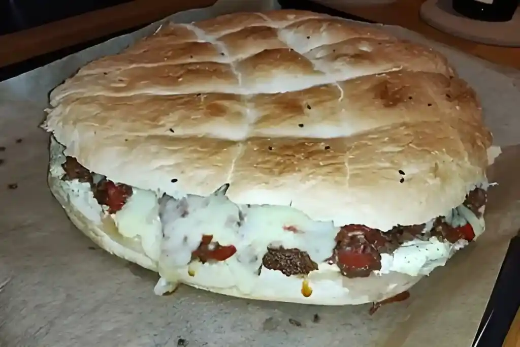 Fladenbrot mit Hackfleisch aus dem Backofen