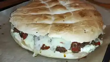 Fladenbrot mit Hackfleisch aus dem Backofen