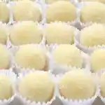 Ostergeback Eierlikorkugeln mit weise Schokolade 4x