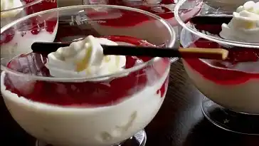 Eierlikörcreme mit Früchten
