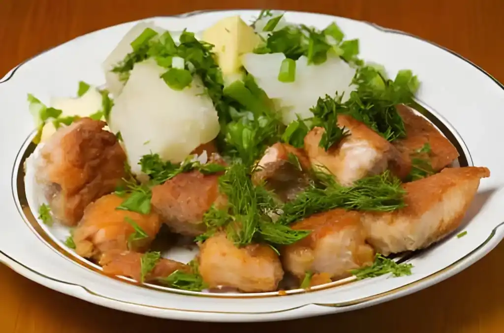 Hähnchenstücke und Kartoffeln mit Sahne überbacken