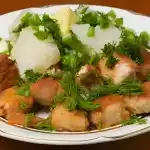 Hähnchenstücke und Kartoffeln mit Sahne überbacken