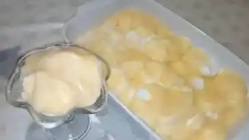 Schneenockerl in Vanillesauce