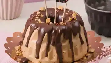 KAISER Rezept-Tipp Karamell-Parfait mit Sahne-Toffee-Stückchen und Schoko-Glasur