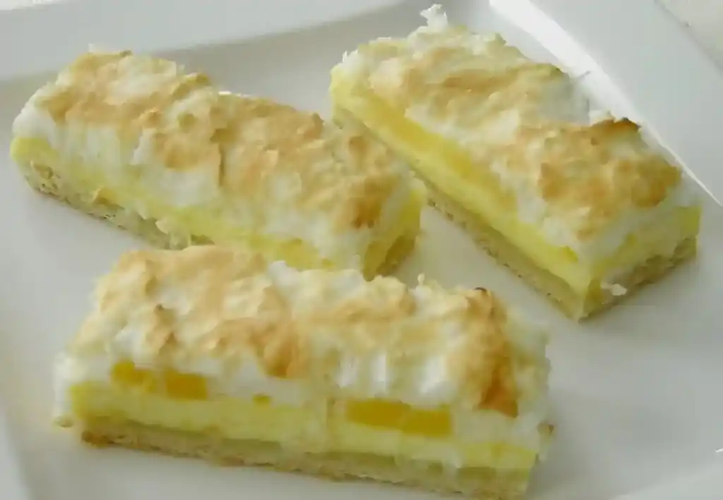 ANANASKUCHEN MIT KOKOSBAISER