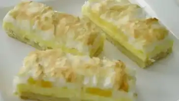 ANANASKUCHEN MIT KOKOSBAISER