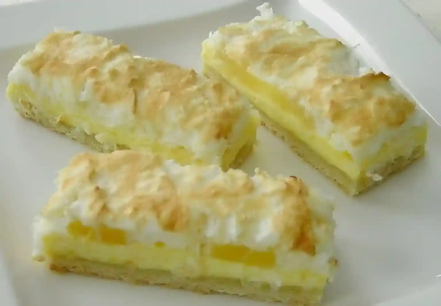 ANANASKUCHEN MIT KOKOSBAISER ANANASKUCHEN MIT KOKOSBAISER