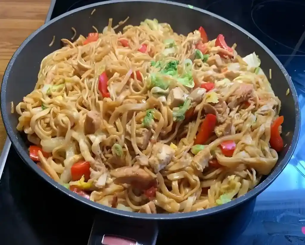 Asiapfanne mit Eiernudeln und Gemüse