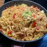 Asiapfanne mit Eiernudeln und Gemüse