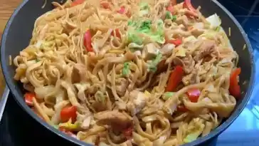 Asiapfanne mit Eiernudeln und Gemüse